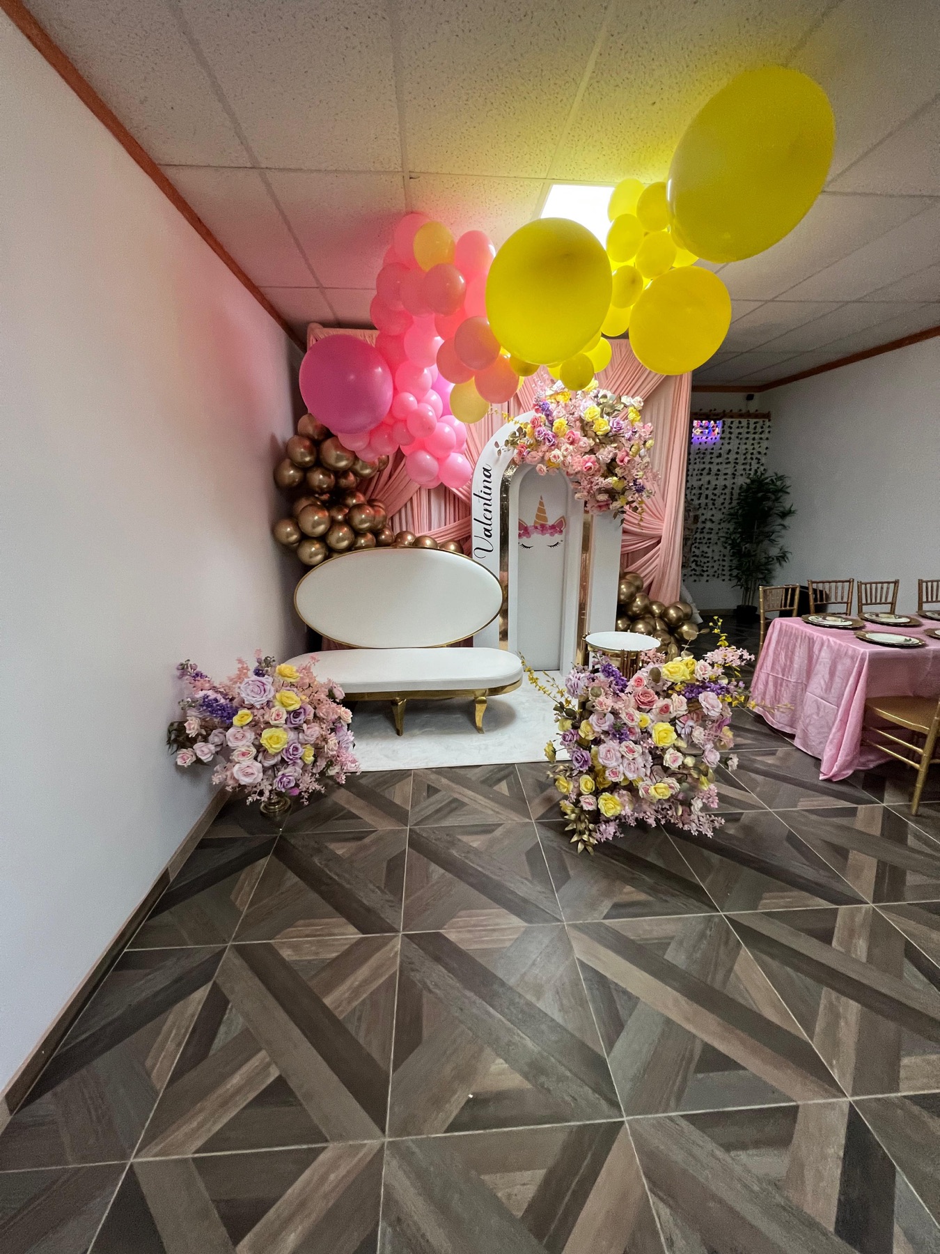 Birthday decor with balloons and throne chair